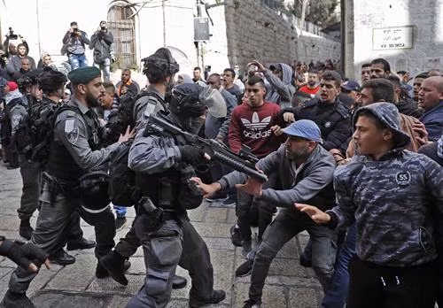 Xung đột giữa binh sĩ Israel và người biểu tình Palestine tại thành cổ Jerusalem ngày 15/12. Ảnh: AFP/ TTXVN