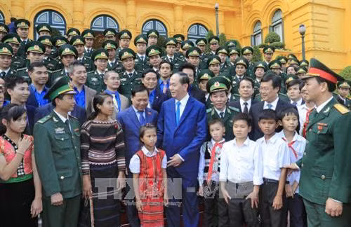 Chủ tịch nước Trần Đại Quang với các đại biểu cán bộ, chiến sĩ Bộ đội Biên phòng và học sinh tham dự Chương trình "Chia sẻ cùng thầy cô" năm 2017. Ảnh: Nhan Sáng – TTXVN