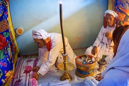 Lễ cuới Chăm Bà ni có 5 đứa trẻ, mặc bộ áo truyền thống màu trắng gọi là “Anak là con” để chứng giám cuộc hôn nhân và mang lễ vật Cô dâu Chú rể với bộ y phục cho lễ cưới toàn màu trắng tiến vào hành lễ trong rạp lễ Bắt đầu lễ các vị tu sĩ làm lễ đốt trầm hương. Sư Cả (Po Gru), đọc kinh Koran xin phép với vị thánh Alla. Những người thân của cô dâu chú rể cầu nguyện thánh Alla ban phước lành cho cô dâu và chú rể Chú rể, cô dâu lần lượt lạy tạ Sư Cả và các giáo sĩ - tục lệ khi lạy tấm khăn trắng trùm dưới 2 chân bằng khăn đội đầu của cô dâu Cô dâu được đưa về phòng the trước để thầy Chang (Po Car) đọc thần chú làm phép dưới đôi gối nằm Thầy Chang đọc thần chú làm phép nhẫn cưới trong lòng bàn tay của cô dâu, rồi đeo nhẫn cho cô dâu sau khi cô dâu trả lời với thầy Chang là đồng ý cuộc hôn nhân Chú rễ ở lại trong rạp lễ Kajang likhah được sư Cả đọc kinh Koran và các giáo sĩ làm phép trao nhẫn cưới Thầy Chang cầm tay chú rể dẫn đến với cô dâu. Hai giáo sĩ đi trước, chú rể đi sau và những em bé “Anak là con” Trong phòng the vị tu sĩ đặt tay chú rể được vào bàn tay cô dâu làm phép rửa tội cầu phúc Người vợ lấy một miếng trầu cau bỏ vào miệng chồng như ý bảo rằng từ nay nàng sẽ lo cho chàng đầy đủ sự ăn uống Trong thời gian 3 ngày đêm đầu vợ chồng phải sinh hoạt ăn uống trong phòng và có người ngồi giám sát Lễ cuới Chăm Bà ni có 5 đứa trẻ, mặc bộ áo truyền thống màu trắng gọi là “Anak là con” để chứng giám cuộc hôn nhân và mang lễ vật Cô dâu Chú rể với bộ y phục cho lễ cưới toàn màu trắng tiến vào hành lễ trong rạp lễ Bắt đầu lễ các vị tu sĩ làm lễ đốt trầm hương. Sư Cả (Po Gru), đọc kinh Koran xin phép với vị thánh Alla. Những người thân của cô dâu chú rể cầu nguyện thánh Alla ban phước lành cho cô dâu và chú rể Chú rể, cô dâu lần lượt lạy tạ Sư Cả và các giáo sĩ - tục lệ khi lạy tấm khăn trắng trùm dưới 2 chân bằng khăn đội đầu của cô dâu Cô dâu được đưa về phòng the trước để thầy Chang (Po Car) đọc thần chú làm phép dưới đôi gối nằm Thầy Chang đọc thần chú làm phép nhẫn cưới trong lòng bàn tay của cô dâu, rồi đeo nhẫn cho cô dâu sau khi cô dâu trả lời với thầy Chang là đồng ý cuộc hôn nhân Chú rễ ở lại trong rạp lễ Kajang likhah được sư Cả đọc kinh Koran và các giáo sĩ làm phép trao nhẫn cưới Thầy Chang cầm tay chú rể dẫn đến với cô dâu. Hai giáo sĩ đi trước, chú rể đi sau và những em bé “Anak là con” Trong phòng the vị tu sĩ đặt tay chú rể được vào bàn tay cô dâu làm phép rửa tội cầu phúc Người vợ lấy một miếng trầu cau bỏ vào miệng chồng như ý bảo rằng từ nay nàng sẽ lo cho chàng đầy đủ sự ăn uống Trong thời gian 3 ngày đêm đầu vợ chồng phải sinh hoạt ăn uống trong phòng và có người ngồi giám sát