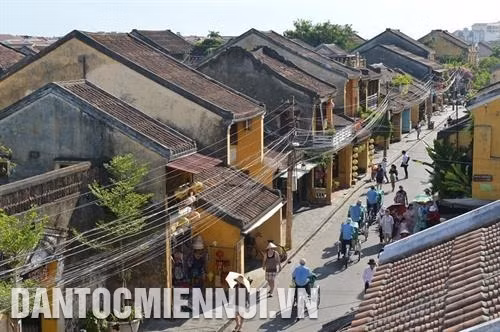 Đô thị cổ Hội An được bảo tồn gần như nguyên trạng với một quần thể di tích kiến trúc cổ gồm nhiều công trình nhà ở, hội quán, đình chùa, miếu mạo, giếng, cầu, nhà thờ tộc, bến cảng, chợ...