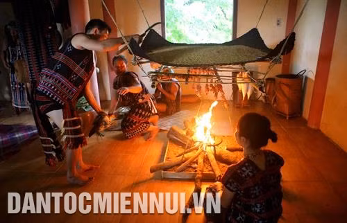 Lễ cầu phúc, tạo lửa cho nhà mới. Ảnh: Hồ Cầu Lễ vật gồm: dê, lợn, gà trống, xôi, cá… được đặt trên mâm để cúng Giàng trời, Giàng nhà cửa và tổ tiên. Ảnh: Hồ Cầu Mọi người cùng múa hát trong ngôi nhà mới như là những lời chúc phúc cho gia chủ gặp nhiều may mắn. Ảnh: Hồ Cầu Kết thúc buổi lễ, người Tà Ôi tập trung ăn uống.... Ảnh: Hồ Cầu
