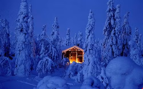Có khoảng 400.000 người đến thăm quan tại ngôi làng của ông già tuyết Santa Claus ở Rovaniemi, Lapland mỗi năm. Theo truyền thuyết, ông già Noel đầu tiên sống trên núi Korvatunturi, cao 483 m nằm ở phía đông Lapland. Người dân nơi đây truyền tai nhau vì dãy núi mang hình dáng của cái tai nên ông già Noel có thể lắng nghe được mọi mong ước của trẻ em trên khắp thế giới. Chưa trang trí Noel, những ngôi nhà ở khu làng vẫn tuyệt đẹp nhờ Tuyết phủ trắng xóa quanh nhà. Khu làng ở trên cao như trong truyện cổ tích. Những ánh nắng hiếm hoi của vùng đất phủ đầy Tuyết trắng. Những chú tuần lộc nằm giữa đường thưởng thức tuyết. Tuần lộc được nuôi khá nhiều nơi đây. Về đêm, quê hương của ông già Noel cũng đượm một màu tuyệt đẹp của xứ sở thần tiên. Tuyết phủ trắng cảnh vật nơi đây