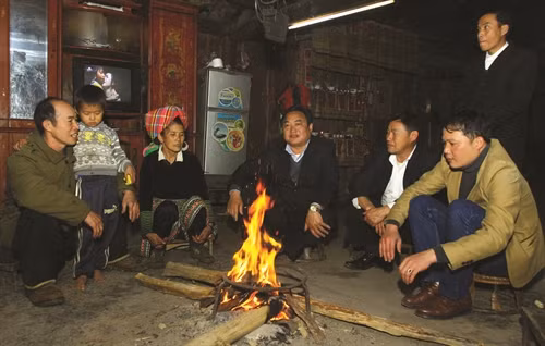 Ông Giàng A Thào (giữa) Bí thư huyện ủy Trạm Tấu luôn thăm hỏi, động viên đồng bào thực hiện đúng chủ trương, chính sách của Đảng, Nhà nước.