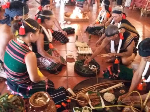 Hai họ thấm nước miếng vào ngón tay và bôi lên trán nhau. Ảnh: daklakmuseum.org.vn