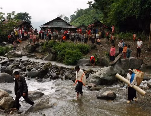 Bà con đến giúp đôi vợ chồng trẻ đưa đồ dùng về nhà chồng.