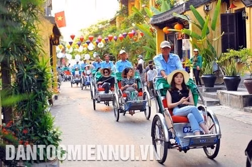 Du khách tham quan Phố cổ Hội An