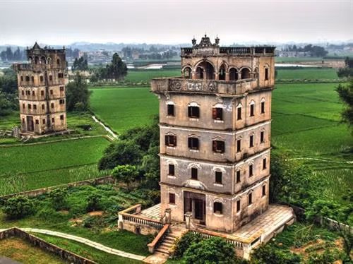 Địa điểm đứng đầu danh sách những ngôi làng, trấn cố là di sản UNESCO sở hữu kiến trúc truyền thống đặc sắc là làng Český Krumlov. Theo UNESCO, Český Krumlov – nằm dọc bên bờ sông Vitava ( CH Séc) – là một trong những ngôi làng trung cổ được bảo tồn tốt nhất ở Đông Âu. Làng cổ Shirakawa-go (tỉnh Gifu, Nhật Bản) nổi tiếng với hơn 30 mái nhà có hình dáng như hai bàn tay úp lại vào nhau lúc đang cầu nguyện Thành cổ Lệ Giang (tỉnh Vân Nam, Trung Quốc) được thành lập từ thế kỉ 13 cho đến nay vẫn lưu giữ gần như nguyên vẹn cấu trúc đô thị cổ Thị trấn mỏ lâu đời nhất ở Slovakia, Banská Štiavnica. Làng Holašovice, nằm ở tỉnh Nam Holašovice (CH Séc), lưu giữ những tòa nhà có từ hồi thế kỉ 18 và 19 cũng như 23 trang trại cổ xưa. Vlkolínec là một khu phố đẹp của thành phố Ruzomberok (Slovakia). Về lịch sử, địa danh được UNESCO công nhận di sản thế giới vốn là một ngôi làng riêng. Nơi đây, có các ngôi nhà mang đậm kiến trúc nông thôn vùng phía bắc dãy núi Karpat. UNESCO mô tả ngôi làng Hollokö là một “địa điểm điển hình về lối sống nông thôn trước cuộc cách mạng công nghiệp thế kỉ 20” nhờ một loạt các vườn cây trái, vườn nho, đồng cỏ và các di tích lâu đài thời trung cổ có từ năm 1310. Thị trấn Bardejov (nằm ở thượng nguồn sông Topl của Slovakia) là một hình mẫu tiêu biểu cho các thị trấn giao thương truyền thống ở Trung Âu thời trung cổ. Theo UNESCO, làng Zili (thị trấn Đường Khẩu, thành phố Khai Bình, tỉnh Quảng Đông, Trung Quốc) sở hữu những ngôi nhà mang đậm phong cách kiến trúc của La Mã, Hồi giáo, Ba rốc. Đặc biệt, phía bên ngoài, các tòa nhà này đều mang hơi hướng phong cách phương Tây nhưng nội thất bên trong đều theo phong cách truyền thống của Trung Quốc. Thị trấn cổ Tallinn ở Estonia chứa đựng những dấu tích cổ xưa nhất trong phong cách kiến trúc châu Âu như những bức thành cổ, lối đi lát đá, nhà thờ, ngọn tháp. Ngôi làng Xidi nằm ở Quận Yi, vùng Quý Châu, tỉnh An Huy, Trung Quốc còn lưu giữ những ngôi nhà dân làm bằng gỗ từ thời nhà Minh, nhà Thanh. Làng Hongcun cũng nằm ở Quận Yi của tỉnh An Huy được bao quanh bởi những ngọn đồi và các dòng suối trong veo chảy vắt ngang ngôi làng. Làng Hahoe, tỉnh Gyeongsangbuk-do của Hàn Quốc là khu vực bảo tồn những công trình kiến trúc có từ thời Joseon. Làng Yangdong (Gyeongju , Hàn Quốc) có tới hơn 150 ngôi nhà có mái lát gạch được xây dựng trên khắp các khu rừng xung quanh. Địa điểm đứng đầu danh sách những ngôi làng, trấn cố là di sản UNESCO sở hữu kiến trúc truyền thống đặc sắc là làng Český Krumlov. Theo UNESCO, Český Krumlov – nằm dọc bên bờ sông Vitava ( CH Séc) – là một trong những ngôi làng trung cổ được bảo tồn tốt nhất ở Đông Âu. Làng cổ Shirakawa-go (tỉnh Gifu, Nhật Bản) nổi tiếng với hơn 30 mái nhà có hình dáng như hai bàn tay úp lại vào nhau lúc đang cầu nguyện Thành cổ Lệ Giang (tỉnh Vân Nam, Trung Quốc) được thành lập từ thế kỉ 13 cho đến nay vẫn lưu giữ gần như nguyên vẹn cấu trúc đô thị cổ Thị trấn mỏ lâu đời nhất ở Slovakia, Banská Štiavnica. Làng Holašovice, nằm ở tỉnh Nam Holašovice (CH Séc), lưu giữ những tòa nhà có từ hồi thế kỉ 18 và 19 cũng như 23 trang trại cổ xưa. Vlkolínec là một khu phố đẹp của thành phố Ruzomberok (Slovakia). Về lịch sử, địa danh được UNESCO công nhận di sản thế giới vốn là một ngôi làng riêng. Nơi đây, có các ngôi nhà mang đậm kiến trúc nông thôn vùng phía bắc dãy núi Karpat. UNESCO mô tả ngôi làng Hollokö là một “địa điểm điển hình về lối sống nông thôn trước cuộc cách mạng công nghiệp thế kỉ 20” nhờ một loạt các vườn cây trái, vườn nho, đồng cỏ và các di tích lâu đài thời trung cổ có từ năm 1310. Thị trấn Bardejov (nằm ở thượng nguồn sông Topl của Slovakia) là một hình mẫu tiêu biểu cho các thị trấn giao thương truyền thống ở Trung Âu thời trung cổ. Theo UNESCO, làng Zili (thị trấn Đường Khẩu, thành phố Khai Bình, tỉnh Quảng Đông, Trung Quốc) sở hữu những ngôi nhà mang đậm phong cách kiến trúc của La Mã, Hồi giáo, Ba rốc. Đặc biệt, phía bên ngoài, các tòa nhà này đều mang hơi hướng phong cách phương Tây nhưng nội thất bên trong đều theo phong cách truyền thống của Trung Quốc. Thị trấn cổ Tallinn ở Estonia chứa đựng những dấu tích cổ xưa nhất trong phong cách kiến trúc châu Âu như những bức thành cổ, lối đi lát đá, nhà thờ, ngọn tháp. Ngôi làng Xidi nằm ở Quận Yi, vùng Quý Châu, tỉnh An Huy, Trung Quốc còn lưu giữ những ngôi nhà dân làm bằng gỗ từ thời nhà Minh, nhà Thanh. Làng Hongcun cũng nằm ở Quận Yi của tỉnh An Huy được bao quanh bởi những ngọn đồi và các dòng suối trong veo chảy vắt ngang ngôi làng. Làng Hahoe, tỉnh Gyeongsangbuk-do của Hàn Quốc là khu vực bảo tồn những công trình kiến trúc có từ thời Joseon. Làng Yangdong (Gyeongju , Hàn Quốc) có tới hơn 150 ngôi nhà có mái lát gạch được xây dựng trên khắp các khu rừng xung quanh.