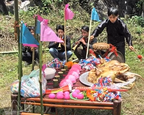 Nghi lễ cúng trong Lễ hội Roóng Poọc của người Giáy. Ảnh: dulich24.com.vn