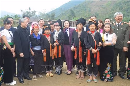 Đồng chí Trần Quốc Vượng cùng lãnh đạo tỉnh Yên Bái thăm hỏi, động viên người dân huyện Văn Yên. Ảnh: Tuấn Anh - TTXVN Đồng chí Trần Quốc Vượng cùng lãnh đạo tỉnh Yên Bái thăm hỏi, động viên người dân huyện Văn Yên. Ảnh: Tuấn Anh - TTXVN