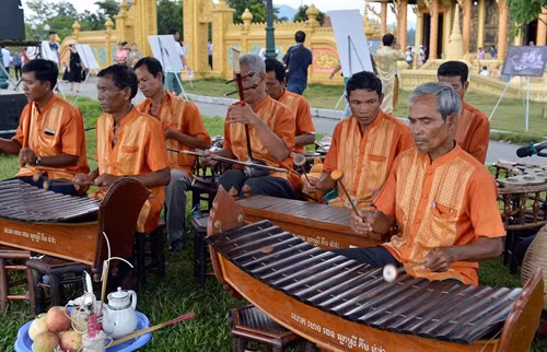 Trình diễn nhạc cụ dân tộc trong “Lễ cơm vắt” của đồng bào Khmer