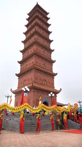 Tháp Tường Long cao 9 tầng, phần chân hình vuông có 4 lối lên xuống, bên trong đặt pho tượng A-di-đà ngồi trên tòa sen bằng đá. Ảnh: TTXVN phát
