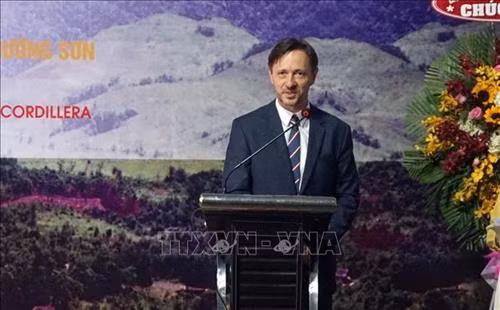Ông Baloghdi Tibor, Tổng Lãnh sự Hungary tại Thành phố Hồ Chí Minh chia sẻ tại chương trình khai mạc triển lãm. Ảnh: Thu Hoài - TTXVN Ông Baloghdi Tibor, Tổng Lãnh sự Hungary tại Thành phố Hồ Chí Minh chia sẻ tại chương trình khai mạc triển lãm. Ảnh: Thu Hoài - TTXVN