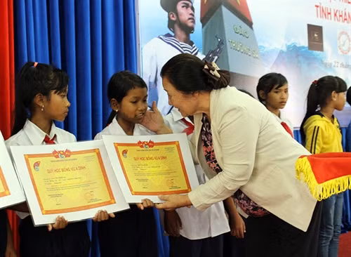 Đại diện quỹ học học bổng câu lạc bộ “ Vì Hoàng Sa, Trường Sa thân yêu” trao học bổng cho các em học sinh. Ảnh: Phan Sáu – TTXVN Đại diện quỹ học học bổng câu lạc bộ “ Vì Hoàng Sa, Trường Sa thân yêu” trao học bổng cho các em học sinh. Ảnh: Phan Sáu – TTXVN