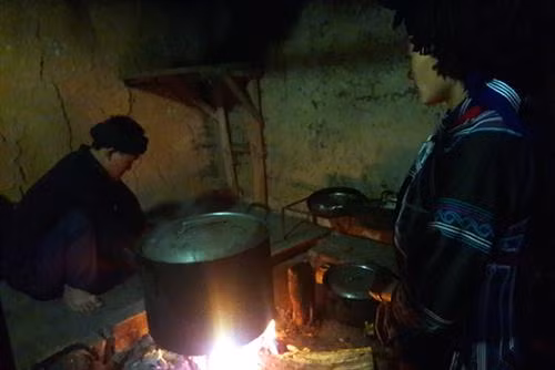 Từ ngày mùng 8 tháng Giêng, người Hà Nhì đen ở thôn Lao Chải 1 đã mổ gà, mổ chó làm lễ căng dây cấm bản trong 5 ngày để thực hiện lễ Gà Ma Do. Rạng sáng mùng 9 tháng Giêng, các gia đình làm cơm cúng tổ tiên ở bàn thờ gia tiên. Một người cao tuổi trong thôn được lựa chọn mang lửa đến đầu nguồn nước của bản để nổi lửa đun nước. Mỗi gia đình cử một nam thanh niên mang một thanh củi đến góp và tham gia lễ cúng đầu nguồn nước. Mọi người cùng thu gom rác, dọn vệ sinh, làm sạch khu vực có nguồn nước của bản. Thầy cúng mổ một đôi gà trống mái làm lễ hiến tế Thần Nước. Các lễ vật gồm thịt gà, thịt lợn, chè gừng, rau, rượu… được đặt lên bàn thờ đá. Hai thầy cúng làm lễ cúng thể hiện sự thành kính, tri ân Thần Nước, cầu mong vị thần ban cho thôn những điều tốt đẹp. Sau lễ cúng Thần Nước, thầy cúng là người đầu tiên được phép lấy nước để mang đi làm lễ cúng Thần Rừng tại rừng cấm của thôn. Đại diện các gia đình khấn vái trước bàn thờ đá với tâm nguyện bảo vệ nguồn nước của thôn.