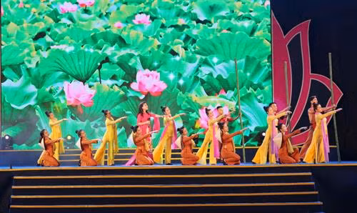 Màn nghệ thuật “Dâng Người câu hát quê hương” tại Lễ hội Làng Sen 2018. Ảnh: Bích Huệ - TTXVN Màn nghệ thuật “Dâng Người câu hát quê hương” tại Lễ hội Làng Sen 2018. Ảnh: Bích Huệ - TTXVN Màn nghệ thuật “Dâng Người câu hát quê hương” tại Lễ hội Làng Sen 2018. Ảnh: Bích Huệ - TTXVN Màn nghệ thuật “Dâng Người câu hát quê hương” tại Lễ hội Làng Sen 2018. Ảnh: Bích Huệ - TTXVN