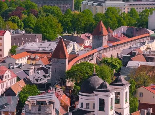 Địa điểm đứng đầu danh sách những ngôi làng, trấn cố là di sản UNESCO sở hữu kiến trúc truyền thống đặc sắc là làng Český Krumlov. Theo UNESCO, Český Krumlov – nằm dọc bên bờ sông Vitava ( CH Séc) – là một trong những ngôi làng trung cổ được bảo tồn tốt nhất ở Đông Âu. Làng cổ Shirakawa-go (tỉnh Gifu, Nhật Bản) nổi tiếng với hơn 30 mái nhà có hình dáng như hai bàn tay úp lại vào nhau lúc đang cầu nguyện Thành cổ Lệ Giang (tỉnh Vân Nam, Trung Quốc) được thành lập từ thế kỉ 13 cho đến nay vẫn lưu giữ gần như nguyên vẹn cấu trúc đô thị cổ Thị trấn mỏ lâu đời nhất ở Slovakia, Banská Štiavnica. Làng Holašovice, nằm ở tỉnh Nam Holašovice (CH Séc), lưu giữ những tòa nhà có từ hồi thế kỉ 18 và 19 cũng như 23 trang trại cổ xưa. Vlkolínec là một khu phố đẹp của thành phố Ruzomberok (Slovakia). Về lịch sử, địa danh được UNESCO công nhận di sản thế giới vốn là một ngôi làng riêng. Nơi đây, có các ngôi nhà mang đậm kiến trúc nông thôn vùng phía bắc dãy núi Karpat. UNESCO mô tả ngôi làng Hollokö là một “địa điểm điển hình về lối sống nông thôn trước cuộc cách mạng công nghiệp thế kỉ 20” nhờ một loạt các vườn cây trái, vườn nho, đồng cỏ và các di tích lâu đài thời trung cổ có từ năm 1310. Thị trấn Bardejov (nằm ở thượng nguồn sông Topl của Slovakia) là một hình mẫu tiêu biểu cho các thị trấn giao thương truyền thống ở Trung Âu thời trung cổ. Theo UNESCO, làng Zili (thị trấn Đường Khẩu, thành phố Khai Bình, tỉnh Quảng Đông, Trung Quốc) sở hữu những ngôi nhà mang đậm phong cách kiến trúc của La Mã, Hồi giáo, Ba rốc. Đặc biệt, phía bên ngoài, các tòa nhà này đều mang hơi hướng phong cách phương Tây nhưng nội thất bên trong đều theo phong cách truyền thống của Trung Quốc. Thị trấn cổ Tallinn ở Estonia chứa đựng những dấu tích cổ xưa nhất trong phong cách kiến trúc châu Âu như những bức thành cổ, lối đi lát đá, nhà thờ, ngọn tháp. Ngôi làng Xidi nằm ở Quận Yi, vùng Quý Châu, tỉnh An Huy, Trung Quốc còn lưu giữ những ngôi nhà dân làm bằng gỗ từ thời nhà Minh, nhà Thanh. Làng Hongcun cũng nằm ở Quận Yi của tỉnh An Huy được bao quanh bởi những ngọn đồi và các dòng suối trong veo chảy vắt ngang ngôi làng. Làng Hahoe, tỉnh Gyeongsangbuk-do của Hàn Quốc là khu vực bảo tồn những công trình kiến trúc có từ thời Joseon. Làng Yangdong (Gyeongju , Hàn Quốc) có tới hơn 150 ngôi nhà có mái lát gạch được xây dựng trên khắp các khu rừng xung quanh. Địa điểm đứng đầu danh sách những ngôi làng, trấn cố là di sản UNESCO sở hữu kiến trúc truyền thống đặc sắc là làng Český Krumlov. Theo UNESCO, Český Krumlov – nằm dọc bên bờ sông Vitava ( CH Séc) – là một trong những ngôi làng trung cổ được bảo tồn tốt nhất ở Đông Âu. Làng cổ Shirakawa-go (tỉnh Gifu, Nhật Bản) nổi tiếng với hơn 30 mái nhà có hình dáng như hai bàn tay úp lại vào nhau lúc đang cầu nguyện Thành cổ Lệ Giang (tỉnh Vân Nam, Trung Quốc) được thành lập từ thế kỉ 13 cho đến nay vẫn lưu giữ gần như nguyên vẹn cấu trúc đô thị cổ Thị trấn mỏ lâu đời nhất ở Slovakia, Banská Štiavnica. Làng Holašovice, nằm ở tỉnh Nam Holašovice (CH Séc), lưu giữ những tòa nhà có từ hồi thế kỉ 18 và 19 cũng như 23 trang trại cổ xưa. Vlkolínec là một khu phố đẹp của thành phố Ruzomberok (Slovakia). Về lịch sử, địa danh được UNESCO công nhận di sản thế giới vốn là một ngôi làng riêng. Nơi đây, có các ngôi nhà mang đậm kiến trúc nông thôn vùng phía bắc dãy núi Karpat. UNESCO mô tả ngôi làng Hollokö là một “địa điểm điển hình về lối sống nông thôn trước cuộc cách mạng công nghiệp thế kỉ 20” nhờ một loạt các vườn cây trái, vườn nho, đồng cỏ và các di tích lâu đài thời trung cổ có từ năm 1310. Thị trấn Bardejov (nằm ở thượng nguồn sông Topl của Slovakia) là một hình mẫu tiêu biểu cho các thị trấn giao thương truyền thống ở Trung Âu thời trung cổ. Theo UNESCO, làng Zili (thị trấn Đường Khẩu, thành phố Khai Bình, tỉnh Quảng Đông, Trung Quốc) sở hữu những ngôi nhà mang đậm phong cách kiến trúc của La Mã, Hồi giáo, Ba rốc. Đặc biệt, phía bên ngoài, các tòa nhà này đều mang hơi hướng phong cách phương Tây nhưng nội thất bên trong đều theo phong cách truyền thống của Trung Quốc. Thị trấn cổ Tallinn ở Estonia chứa đựng những dấu tích cổ xưa nhất trong phong cách kiến trúc châu Âu như những bức thành cổ, lối đi lát đá, nhà thờ, ngọn tháp. Ngôi làng Xidi nằm ở Quận Yi, vùng Quý Châu, tỉnh An Huy, Trung Quốc còn lưu giữ những ngôi nhà dân làm bằng gỗ từ thời nhà Minh, nhà Thanh. Làng Hongcun cũng nằm ở Quận Yi của tỉnh An Huy được bao quanh bởi những ngọn đồi và các dòng suối trong veo chảy vắt ngang ngôi làng. Làng Hahoe, tỉnh Gyeongsangbuk-do của Hàn Quốc là khu vực bảo tồn những công trình kiến trúc có từ thời Joseon. Làng Yangdong (Gyeongju , Hàn Quốc) có tới hơn 150 ngôi nhà có mái lát gạch được xây dựng trên khắp các khu rừng xung quanh.