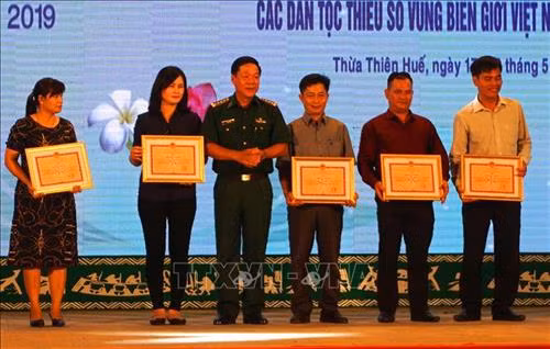Bộ tư lệnh Bộ đội Biên phòng tặng bằng khen cho 6 tập thể có thành tích xuất sắc trong việc giữ gìn, bảo tồn, phát huy giá trị văn hóa các dân tộc khu vực biên giới. Ảnh: Tường Vi - TTXVN