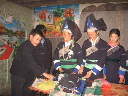 Bà chủ nhà giao đồ lễ xin dâu cho đôi ông bà mối nhà trai