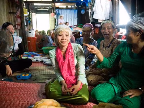 Một cô gái Chăm ở xóm Lama, Vĩnh Trường trong một lễ đặt tên. Đám đặt tên, cưới hỏi, người Chăm có ăn uống, nhưng nói họ ăn nhậu như một số phương tiện truyền thông là họ tức giận, vì rượu, bia bị giáo luật cấm uống. Ảnh: Trần Việt Đức