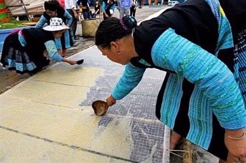 Một trong những công đoạn làm giấy của người Mông ở Sơn La. Một trong những công đoạn làm giấy của người Mông ở Sơn La.