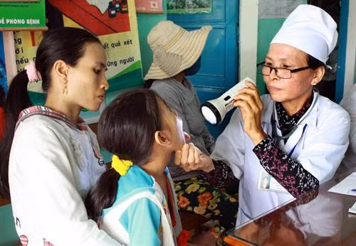 Kiểm tra sức khỏe định kỳ cho trẻ tại xã biển Cát Minh (Phù Cát). Ảnh: Dương Ngọc – TTXVN