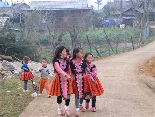 Trẻ em dân tộc Mông ở thị trấn Nông trường Mộc Châu, huyện Mộc Châu, tỉnh Sơn La, vui chơi trong ngày Tết. Ảnh: Nguyễn Cường - TTXVN.
