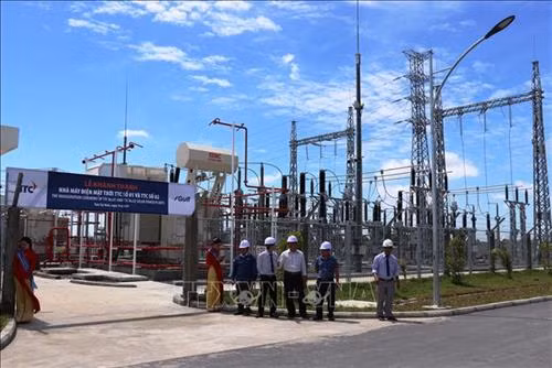 Trạm biến áp của Nhà máy điện năng lượng mặt trời TTC số 2. Ảnh: Lê Đức Hoảnh - TTXVN