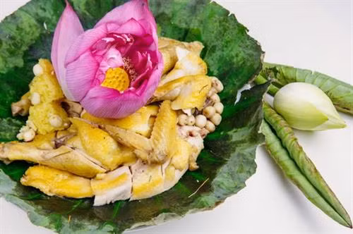 Thịt gà hấp lá sen bổ dưỡng, thanh nhiệt.