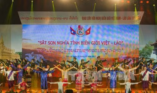 Biểu diễn văn nghệ chào mừng tại chương trình. Ảnh: Nguyễn Cường - TTXVN