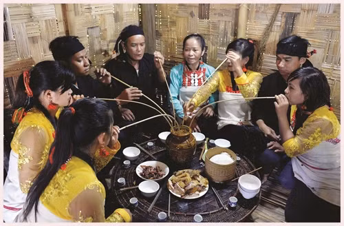 Các thành viên trong gia đình ăn mừng nhà mới Các thành viên trong gia đình ăn mừng nhà mới