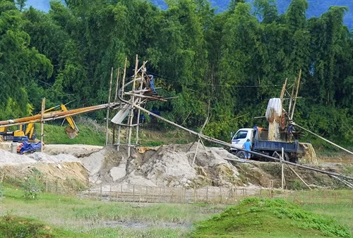 Điều đáng nói là, dù chính quyền địa phương biết nhưng vẫn đành bất lực trước tình trạng này.
