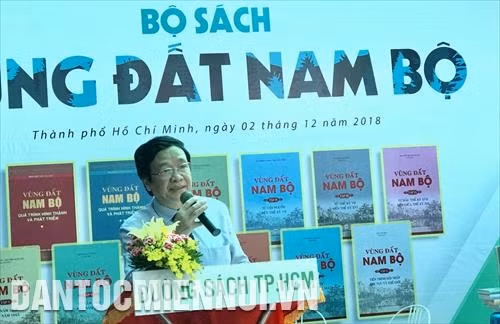 Ông Phạm Chí Thành, Tổng biên tập Nhà xuất bản chính trị quốc gia Sự thật phát biểu khai mạc chương trình giao lưu, giới thiệu bộ sách Vùng đất Nam Bộ