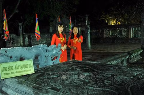 Long sàng bằng đá chung quanh chạm nổi, hai bên sập có hai con rồng chầu, được tạc trên hai tảng đá xanh nguyên khối. Ảnh: Minh Đức - TTXVN