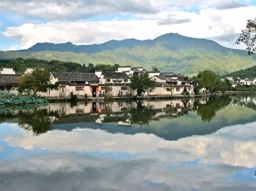 Địa điểm đứng đầu danh sách những ngôi làng, trấn cố là di sản UNESCO sở hữu kiến trúc truyền thống đặc sắc là làng Český Krumlov. Theo UNESCO, Český Krumlov – nằm dọc bên bờ sông Vitava ( CH Séc) – là một trong những ngôi làng trung cổ được bảo tồn tốt nhất ở Đông Âu. Làng cổ Shirakawa-go (tỉnh Gifu, Nhật Bản) nổi tiếng với hơn 30 mái nhà có hình dáng như hai bàn tay úp lại vào nhau lúc đang cầu nguyện Thành cổ Lệ Giang (tỉnh Vân Nam, Trung Quốc) được thành lập từ thế kỉ 13 cho đến nay vẫn lưu giữ gần như nguyên vẹn cấu trúc đô thị cổ Thị trấn mỏ lâu đời nhất ở Slovakia, Banská Štiavnica. Làng Holašovice, nằm ở tỉnh Nam Holašovice (CH Séc), lưu giữ những tòa nhà có từ hồi thế kỉ 18 và 19 cũng như 23 trang trại cổ xưa. Vlkolínec là một khu phố đẹp của thành phố Ruzomberok (Slovakia). Về lịch sử, địa danh được UNESCO công nhận di sản thế giới vốn là một ngôi làng riêng. Nơi đây, có các ngôi nhà mang đậm kiến trúc nông thôn vùng phía bắc dãy núi Karpat. UNESCO mô tả ngôi làng Hollokö là một “địa điểm điển hình về lối sống nông thôn trước cuộc cách mạng công nghiệp thế kỉ 20” nhờ một loạt các vườn cây trái, vườn nho, đồng cỏ và các di tích lâu đài thời trung cổ có từ năm 1310. Thị trấn Bardejov (nằm ở thượng nguồn sông Topl của Slovakia) là một hình mẫu tiêu biểu cho các thị trấn giao thương truyền thống ở Trung Âu thời trung cổ. Theo UNESCO, làng Zili (thị trấn Đường Khẩu, thành phố Khai Bình, tỉnh Quảng Đông, Trung Quốc) sở hữu những ngôi nhà mang đậm phong cách kiến trúc của La Mã, Hồi giáo, Ba rốc. Đặc biệt, phía bên ngoài, các tòa nhà này đều mang hơi hướng phong cách phương Tây nhưng nội thất bên trong đều theo phong cách truyền thống của Trung Quốc. Thị trấn cổ Tallinn ở Estonia chứa đựng những dấu tích cổ xưa nhất trong phong cách kiến trúc châu Âu như những bức thành cổ, lối đi lát đá, nhà thờ, ngọn tháp. Ngôi làng Xidi nằm ở Quận Yi, vùng Quý Châu, tỉnh An Huy, Trung Quốc còn lưu giữ những ngôi nhà dân làm bằng gỗ từ thời nhà Minh, nhà Thanh. Làng Hongcun cũng nằm ở Quận Yi của tỉnh An Huy được bao quanh bởi những ngọn đồi và các dòng suối trong veo chảy vắt ngang ngôi làng. Làng Hahoe, tỉnh Gyeongsangbuk-do của Hàn Quốc là khu vực bảo tồn những công trình kiến trúc có từ thời Joseon. Làng Yangdong (Gyeongju , Hàn Quốc) có tới hơn 150 ngôi nhà có mái lát gạch được xây dựng trên khắp các khu rừng xung quanh. Địa điểm đứng đầu danh sách những ngôi làng, trấn cố là di sản UNESCO sở hữu kiến trúc truyền thống đặc sắc là làng Český Krumlov. Theo UNESCO, Český Krumlov – nằm dọc bên bờ sông Vitava ( CH Séc) – là một trong những ngôi làng trung cổ được bảo tồn tốt nhất ở Đông Âu. Làng cổ Shirakawa-go (tỉnh Gifu, Nhật Bản) nổi tiếng với hơn 30 mái nhà có hình dáng như hai bàn tay úp lại vào nhau lúc đang cầu nguyện Thành cổ Lệ Giang (tỉnh Vân Nam, Trung Quốc) được thành lập từ thế kỉ 13 cho đến nay vẫn lưu giữ gần như nguyên vẹn cấu trúc đô thị cổ Thị trấn mỏ lâu đời nhất ở Slovakia, Banská Štiavnica. Làng Holašovice, nằm ở tỉnh Nam Holašovice (CH Séc), lưu giữ những tòa nhà có từ hồi thế kỉ 18 và 19 cũng như 23 trang trại cổ xưa. Vlkolínec là một khu phố đẹp của thành phố Ruzomberok (Slovakia). Về lịch sử, địa danh được UNESCO công nhận di sản thế giới vốn là một ngôi làng riêng. Nơi đây, có các ngôi nhà mang đậm kiến trúc nông thôn vùng phía bắc dãy núi Karpat. UNESCO mô tả ngôi làng Hollokö là một “địa điểm điển hình về lối sống nông thôn trước cuộc cách mạng công nghiệp thế kỉ 20” nhờ một loạt các vườn cây trái, vườn nho, đồng cỏ và các di tích lâu đài thời trung cổ có từ năm 1310. Thị trấn Bardejov (nằm ở thượng nguồn sông Topl của Slovakia) là một hình mẫu tiêu biểu cho các thị trấn giao thương truyền thống ở Trung Âu thời trung cổ. Theo UNESCO, làng Zili (thị trấn Đường Khẩu, thành phố Khai Bình, tỉnh Quảng Đông, Trung Quốc) sở hữu những ngôi nhà mang đậm phong cách kiến trúc của La Mã, Hồi giáo, Ba rốc. Đặc biệt, phía bên ngoài, các tòa nhà này đều mang hơi hướng phong cách phương Tây nhưng nội thất bên trong đều theo phong cách truyền thống của Trung Quốc. Thị trấn cổ Tallinn ở Estonia chứa đựng những dấu tích cổ xưa nhất trong phong cách kiến trúc châu Âu như những bức thành cổ, lối đi lát đá, nhà thờ, ngọn tháp. Ngôi làng Xidi nằm ở Quận Yi, vùng Quý Châu, tỉnh An Huy, Trung Quốc còn lưu giữ những ngôi nhà dân làm bằng gỗ từ thời nhà Minh, nhà Thanh. Làng Hongcun cũng nằm ở Quận Yi của tỉnh An Huy được bao quanh bởi những ngọn đồi và các dòng suối trong veo chảy vắt ngang ngôi làng. Làng Hahoe, tỉnh Gyeongsangbuk-do của Hàn Quốc là khu vực bảo tồn những công trình kiến trúc có từ thời Joseon. Làng Yangdong (Gyeongju , Hàn Quốc) có tới hơn 150 ngôi nhà có mái lát gạch được xây dựng trên khắp các khu rừng xung quanh.