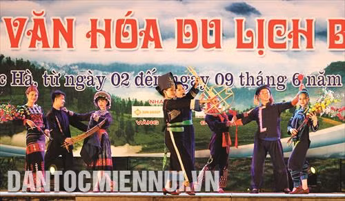 Biểu diễn văn nghệ trong đêm khai mạc Biểu diễn văn nghệ trong đêm khai mạc