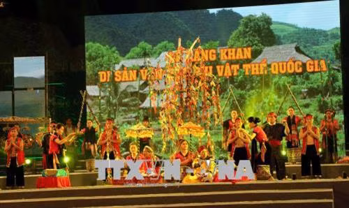 Diễn xướng tại hiện lại Lễ Xăng Khan. Ảnh: Bích Huệ - TTXVN