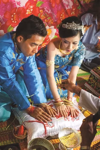 Vị Achar rắc hoa cau lên người đôi trai gái cùng lời chúc hạnh phúc mãi mãi