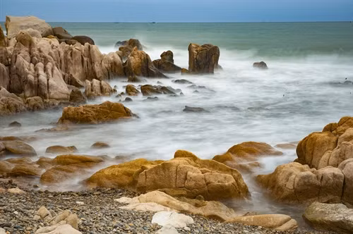 Ở đây có rất nhiều khối đá hình thù kỳ lạ, quần thể đá và bãi biển hoang sơ độc đáo này mang một vẻ đẹp ngỡ ngàng.