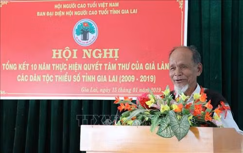 Già làng Siu Plim (làng Delung 2, xã Ia Tô, huyện Ia Grai) phát biểu tại Hội nghị. Ảnh: Dư Toán – TTXVN.