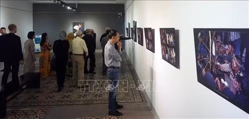 Triển lãm trưng bày hơn 250 bức ảnh của một nhà khoa học người Hungary về cuộc sống và tín ngưỡng của người Bru - Vân Kiều tại Việt Nam. Ảnh: Thu Hoài - TTXVN Triển lãm trưng bày hơn 250 bức ảnh của một nhà khoa học người Hungary về cuộc sống và tín ngưỡng của người Bru - Vân Kiều tại Việt Nam. Ảnh: Thu Hoài - TTXVN