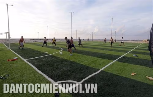Chiến sĩ đảo Cô Lin ngày đêm nâng cao cảnh giác, canh giữ biển trời của Tổ quốc. Ảnh: Trần Việt Một buổi huấn luyện đội ngũ của cán bộ, chiến sĩ đảo Trường Sa Lớn. Ảnh: Trần Việt Chùa trên đảo Song Tử Tây có phong cách chùa Việt truyền thống, là ngôi chùa lớn nhất ở huyện đảo Trường Sa. Ảnh: Trần Việt Chùa trên đảo Song Tử Tây có phong cách chùa Việt truyền thống, là ngôi chùa lớn nhất ở huyện đảo Trường Sa Dự án trồng rau xanh nhà kính được triển khai tại đảo Sơn Ca với 2 khu nhà kính do Viện khoa học nông nghiệp miền Nam thực hiện và bàn giao cho đơn vị, đảm bảo cơ bản nhu cầu về rau xanh cho đảo Sơn Ca cũng như các đảo khác ở Trường Sa. Ảnh: Trần Việt Các chiến sĩ đảo Trường Sa Lớn duy trì thường xuyên các hoạt động thể thao để rèn luyện sức khỏe và nâng cao đời sống tinh thần. Ảnh: Trần Việt