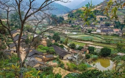 Những ngôi nhà được lợp mái ngói âm dương của đồng bào Tày, Nùng ở Lạng Sơn. Những ngôi nhà được lợp mái ngói âm dương của đồng bào Tày, Nùng ở Lạng Sơn.