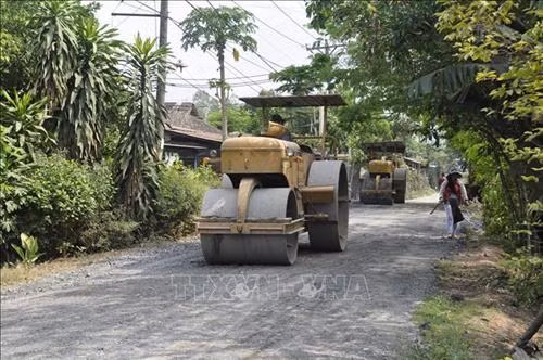 Đường nông thôn mới ở ấp 1A, xã Vĩnh Lộc A (huyện Bình Chánh) đang được cải tạo và xây dựng nhằm phát triển kinh tế địa phương. Ảnh: Phan Minh Hưng/TTXVN