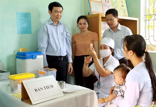 Lãnh đạo ngành y tế giám sát công tác tiêm chủng mở rộng cho đồng bào dân tộc thiểu số ở xã Thượng Tiến, huyện Kim Bôi, tỉnh Hòa Bình.
