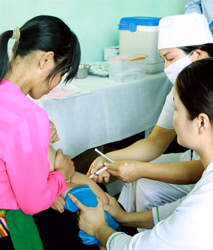 Nhờ làm tôt công tác tuyên truyền, nhiều bà mẹ ở các tỉnh miền núi đã đưa con tới các trạm y tế để tiêm phòng các loại bênh.