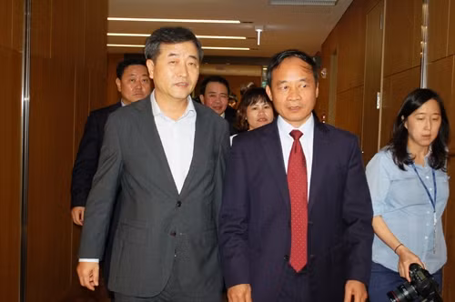 Lãnh đạo Hãng thông tấn Yonhap hướng dẫn Phó Tổng giám đốc TTXVN Lê Duy Truyền thăm một số đơn vị thông tin trực thuộc Yonhap.