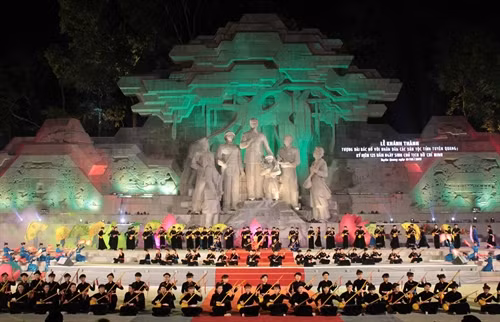 Màn biểu diễn nghệ thuật đặc sắc tưởng nhớ công lao to lớn của Chủ tịch Hồ Chí Minh kính yêu. Ảnh: Văn Tý- TTXVN Màn biểu diễn nghệ thuật đặc sắc tưởng nhớ công lao to lớn của Chủ tịch Hồ Chí Minh kính yêu. Ảnh: Văn Tý- TTXVN