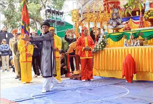 Các chức sắc trong làng uống rượu tiết "kim kê" để thực hiện lời thề. Ảnh: An Đăng - TTXVN Chủ tế làm lễ biểu thị sự quyết tâm thực hiện lời thề. Ảnh: An Đăng - TTXVN Chủ tế và các chức sắc thực hiện lời thề tại buổi lễ. Ảnh: An Đăng - TTXVN Các bô lão, chức sắc trong thôn Hoà Liễu thực hiện nghi thức thề tại Lễ hội Minh Thề. Ảnh: An Đăng - TTXVN Quang cảnh buổi Lễ Minh Thề. Ảnh: An Đăng - TTXVN