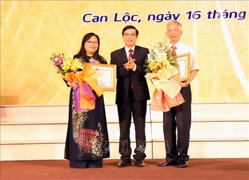 Ông Đặng Quốc Vinh, Phó chủ tịch tỉnh Hà Tĩnh trao bằng khen cho hai cá nhân đã có thành tích trong xây dựng hồ sơ “Hoàng hoa sứ trình đồ”. Ảnh: Công Tường-TTXVN Ông Đặng Quốc Vinh, Phó chủ tịch tỉnh Hà Tĩnh trao bằng khen cho hai cá nhân đã có thành tích trong xây dựng hồ sơ “Hoàng hoa sứ trình đồ”. Ảnh: Công Tường-TTXVN