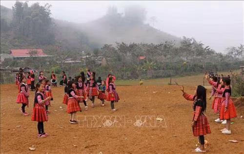 Trẻ em dân tộc Mông ở thị trấn Nông trường Mộc Châu, huyện Mộc Châu, tỉnh Sơn La, chơi trò ném Pao trong ngày Tết. Ảnh: Nguyễn Cường - TTXVN.